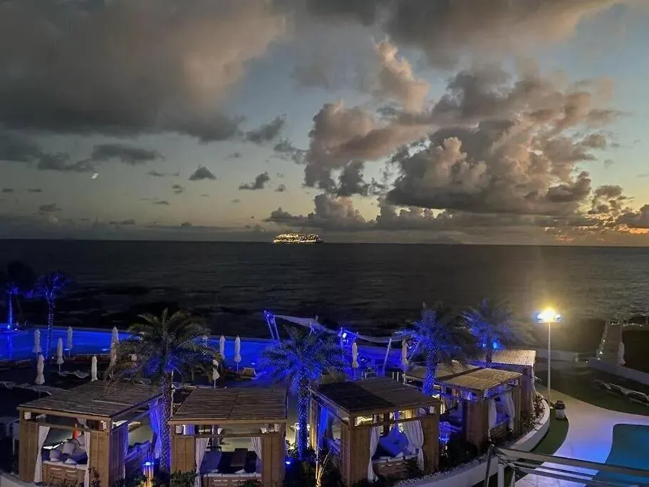 Daire Maho Beach House - 2 Bedroom Corner Ocean Suite Simpson Bay